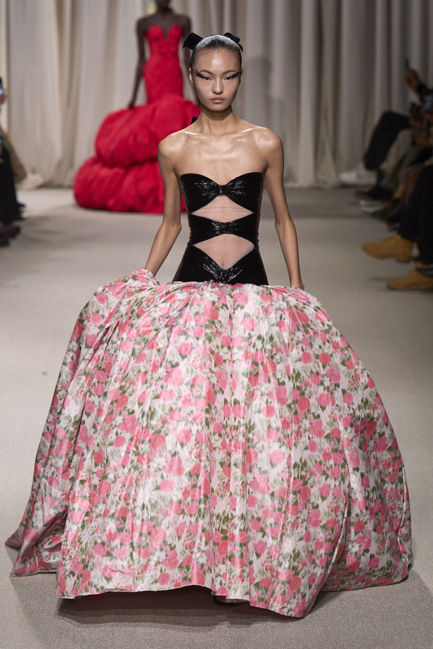 مجموعة Giambattista Valli لربيع وصيف 2024 للأزياء الراقية