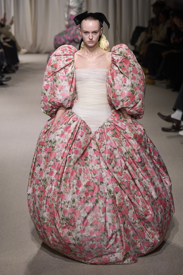 مجموعة Giambattista Valli لربيع وصيف 2024 للأزياء الراقية
