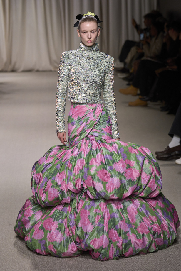 مجموعة Giambattista Valli لربيع وصيف 2024 للأزياء الراقية
