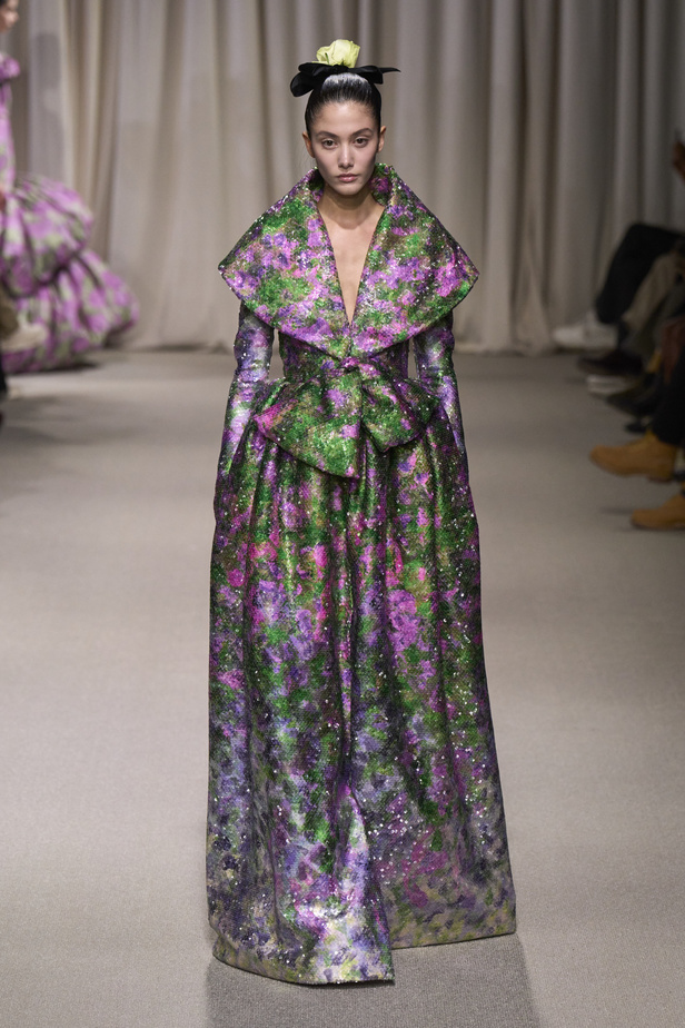 مجموعة Giambattista Valli لربيع وصيف 2024 للأزياء الراقية