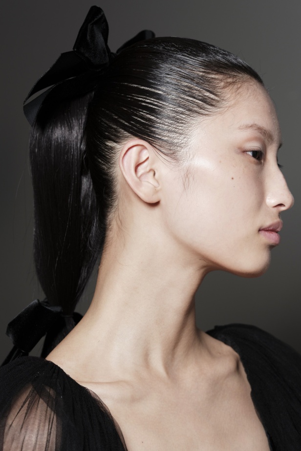 إطلالات جمالية من مجموعة Giambattista Valli لربيع وصيف 2024 للأزياء الراقية