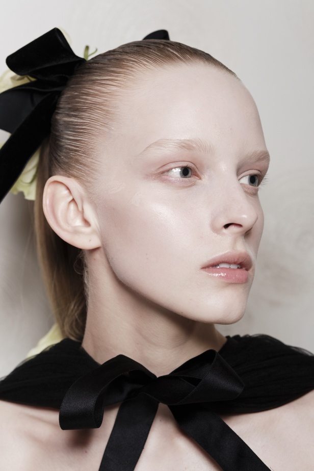 إطلالات جمالية من مجموعة Giambattista Valli لربيع وصيف 2024 للأزياء الراقية