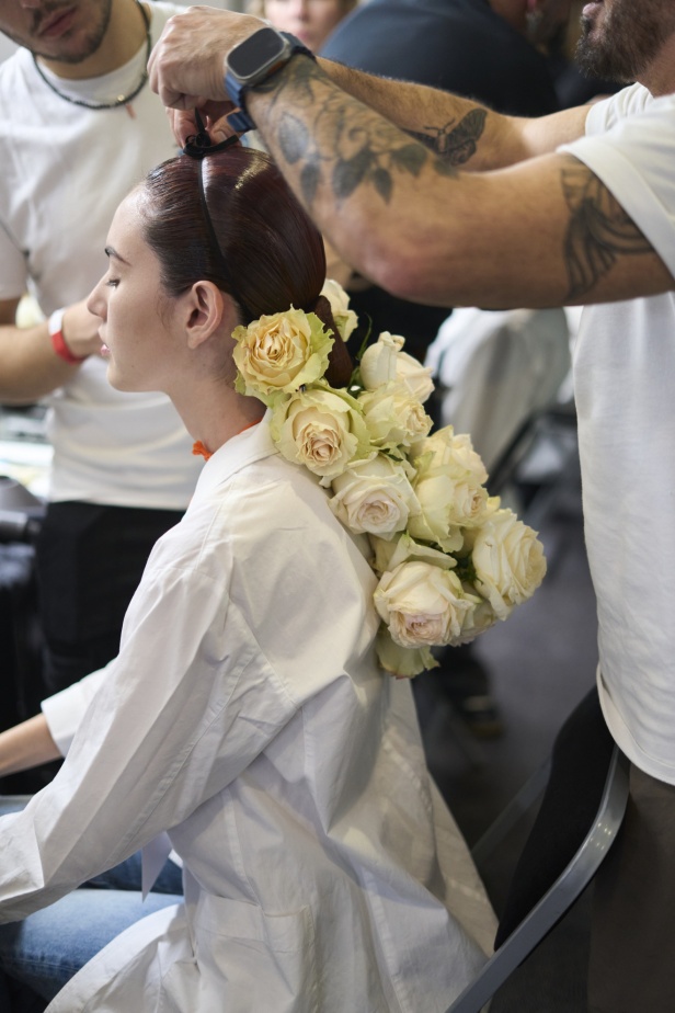 إطلالات جمالية من مجموعة Giambattista Valli لربيع وصيف 2024 للأزياء الراقية