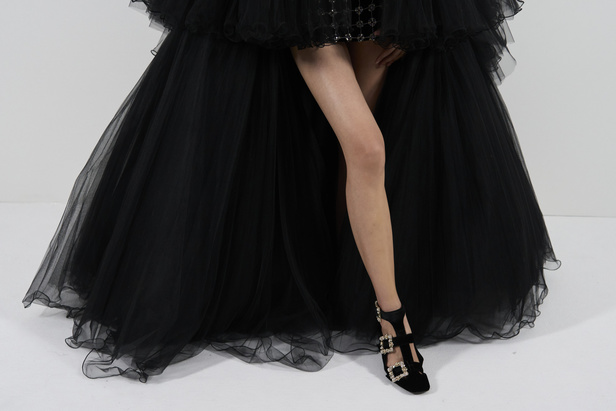 الأناقة الدراماتيكية والأحجام الضخمة والألوان الرومانسية... عالم من الخيال من وحي Giambattista Valli وحديقته للكوتور لربيع وصيف 2024 للأزياء الراقية