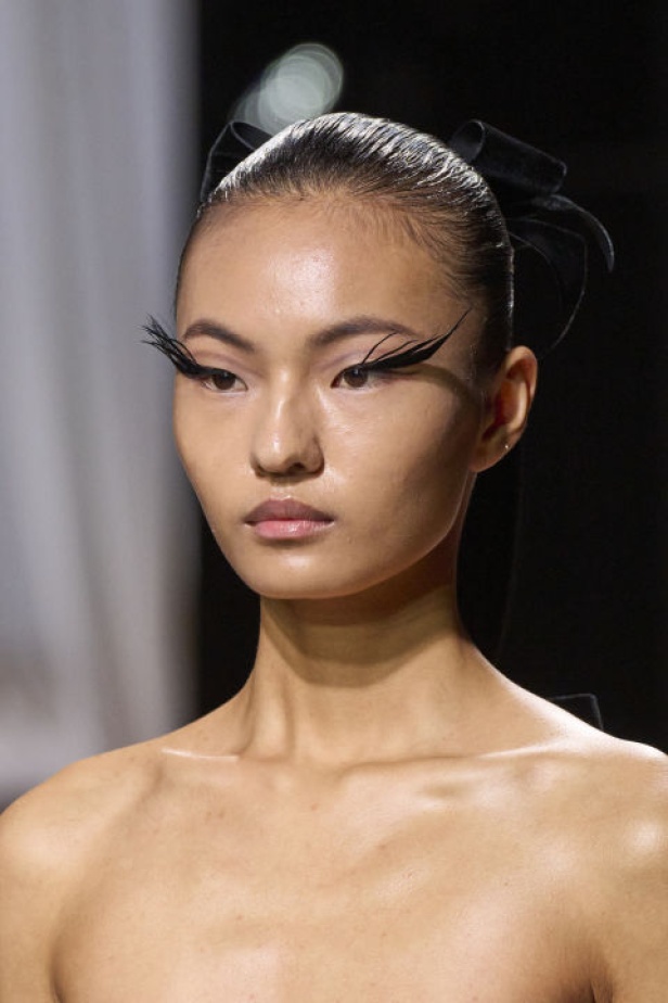 إطلالات جمالية من مجموعة Giambattista Valli لربيع وصيف 2024 للأزياء الراقية