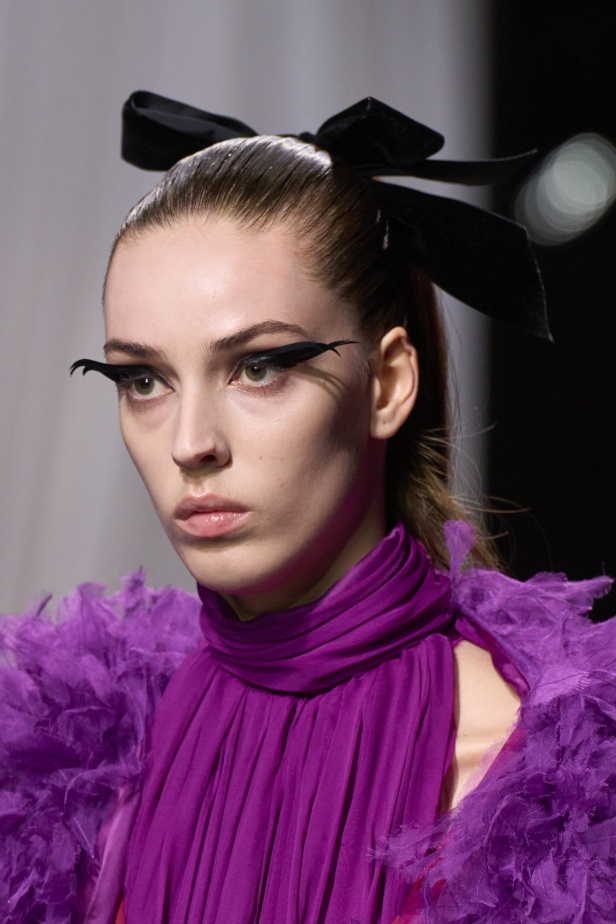 إطلالات جمالية من مجموعة Giambattista Valli لربيع وصيف 2024 للأزياء الراقية