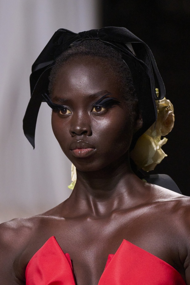 إطلالات جمالية من مجموعة Giambattista Valli لربيع وصيف 2024 للأزياء الراقية