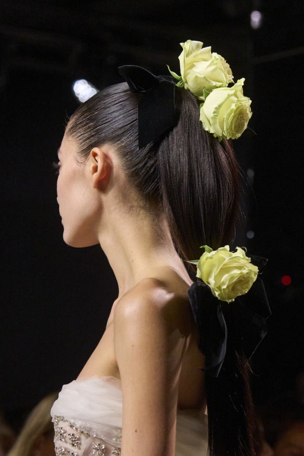 إطلالات جمالية من مجموعة Giambattista Valli لربيع وصيف 2024 للأزياء الراقية