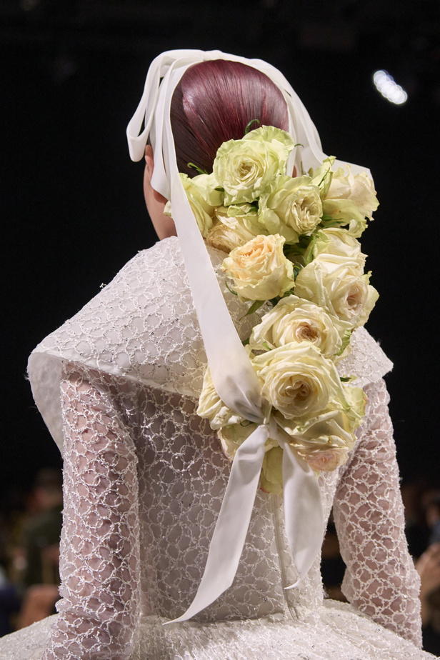 الأناقة الدراماتيكية والأحجام الضخمة والألوان الرومانسية... عالم من الخيال من وحي Giambattista Valli وحديقته للكوتور لربيع وصيف 2024 للأزياء الراقية