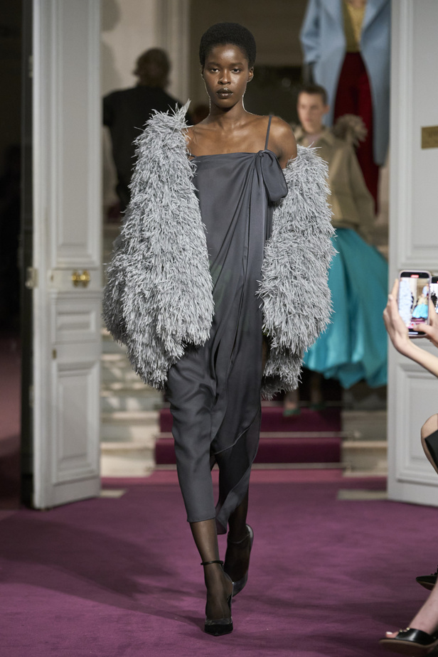 لمجموعة "ڤالنتينو" للأزياء الراقية لموسم ربيع 2024