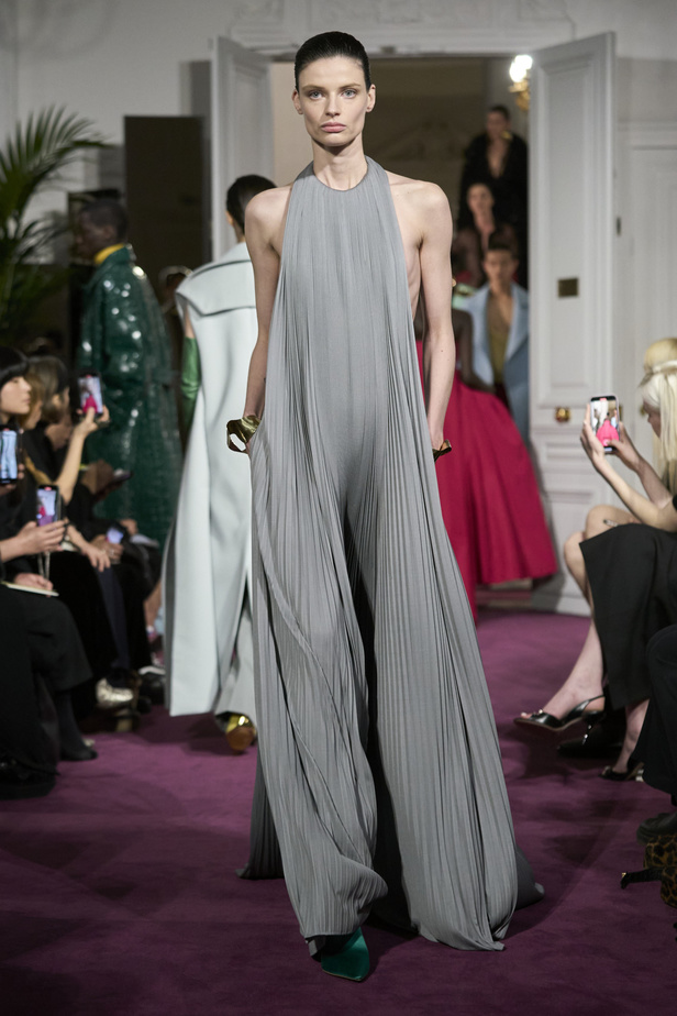 لمجموعة "ڤالنتينو" للأزياء الراقية لموسم ربيع 2024