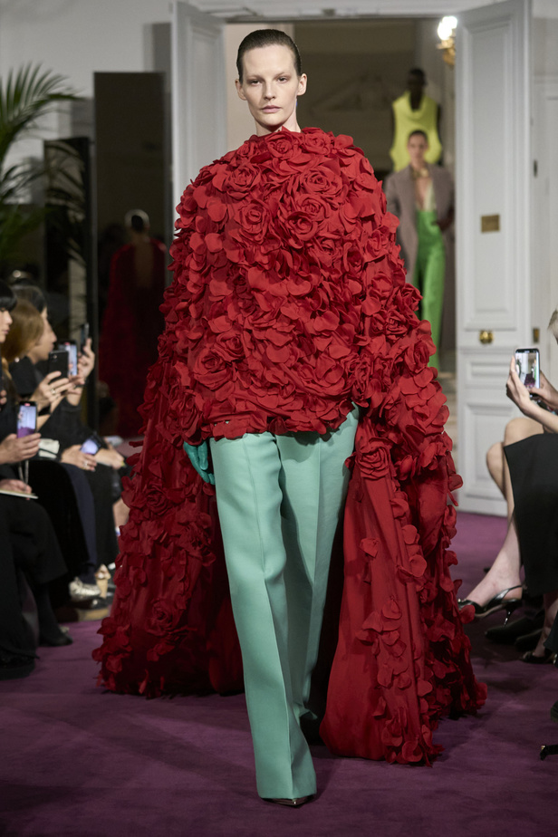 لمجموعة "ڤالنتينو" للأزياء الراقية لموسم ربيع 2024