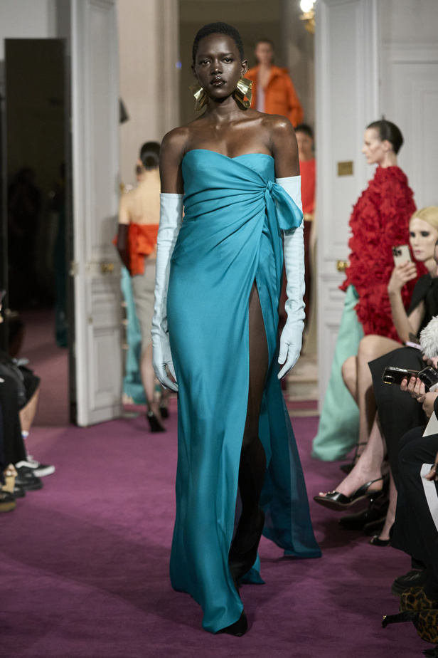 لمجموعة "ڤالنتينو" للأزياء الراقية لموسم ربيع 2024