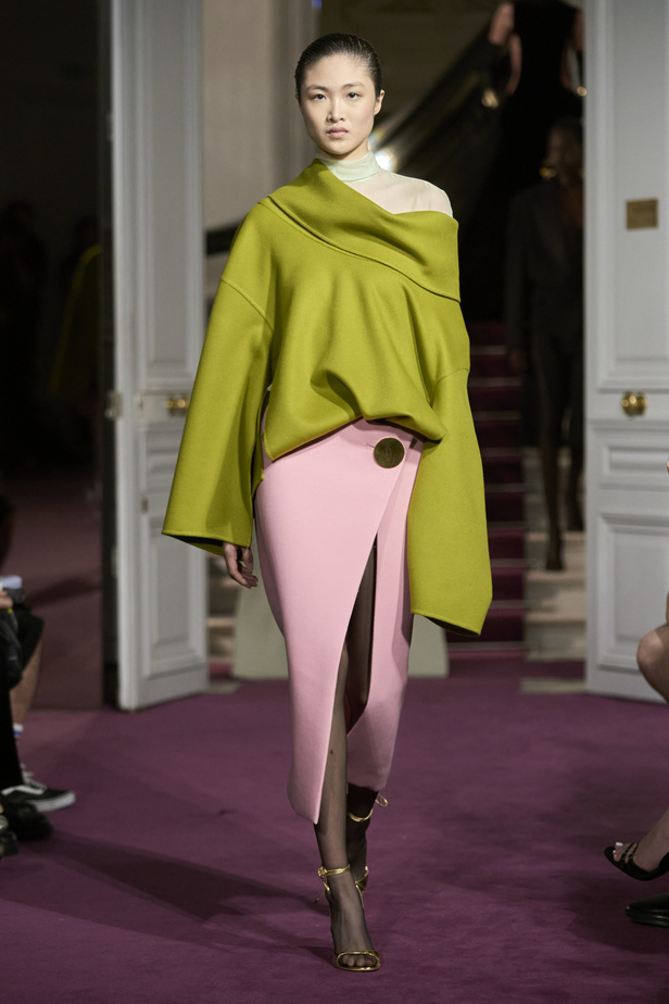 لمجموعة "ڤالنتينو" للأزياء الراقية لموسم ربيع 2024