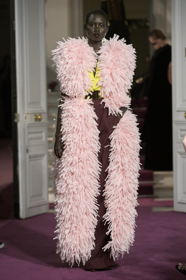 لمجموعة "ڤالنتينو" للأزياء الراقية لموسم ربيع 2024