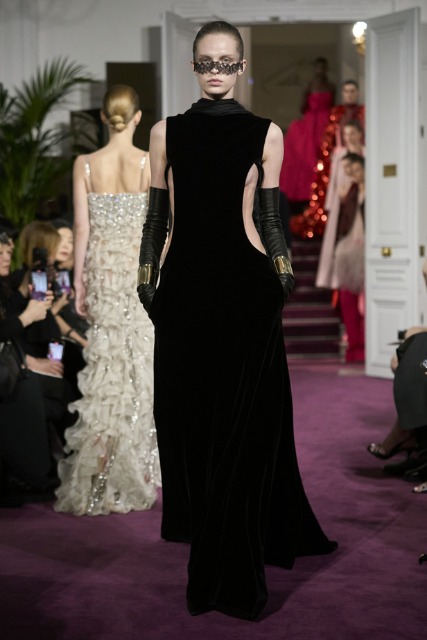 لمجموعة "ڤالنتينو" للأزياء الراقية لموسم ربيع 2024