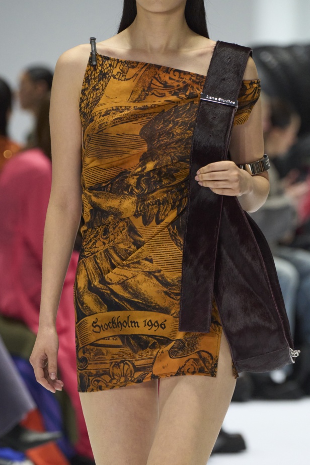 تصاميم الجلد والدنيم الخادع للبصر تخطف الأنظار في عرض Acne Studios لخريف 2024