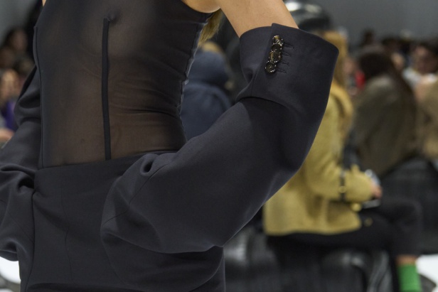 تصاميم الجلد والدنيم الخادع للبصر تخطف الأنظار في عرض Acne Studios لخريف 2024