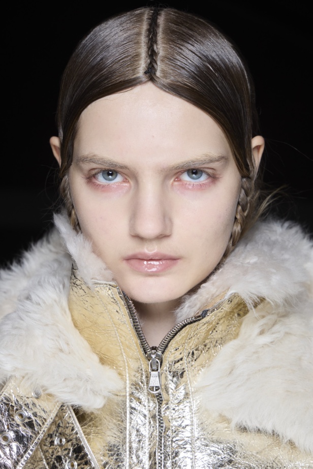 اطلالات جمالية من مجموعة Antonio Marras لخريف وشتاء 2024