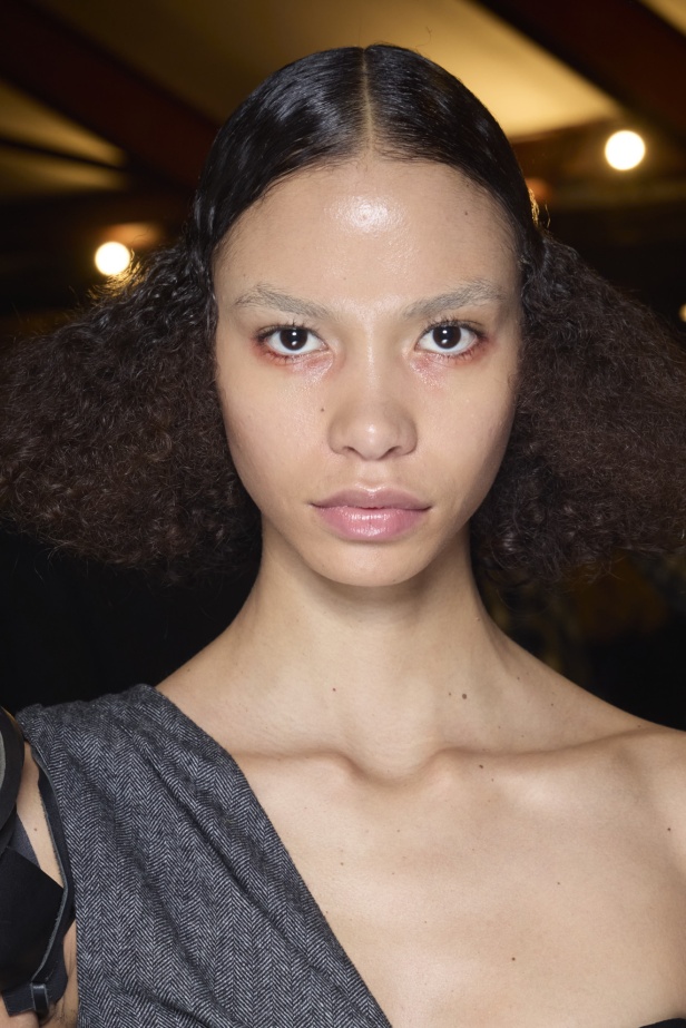 اطلالات جمالية من مجموعة Antonio Marras لخريف وشتاء 2024