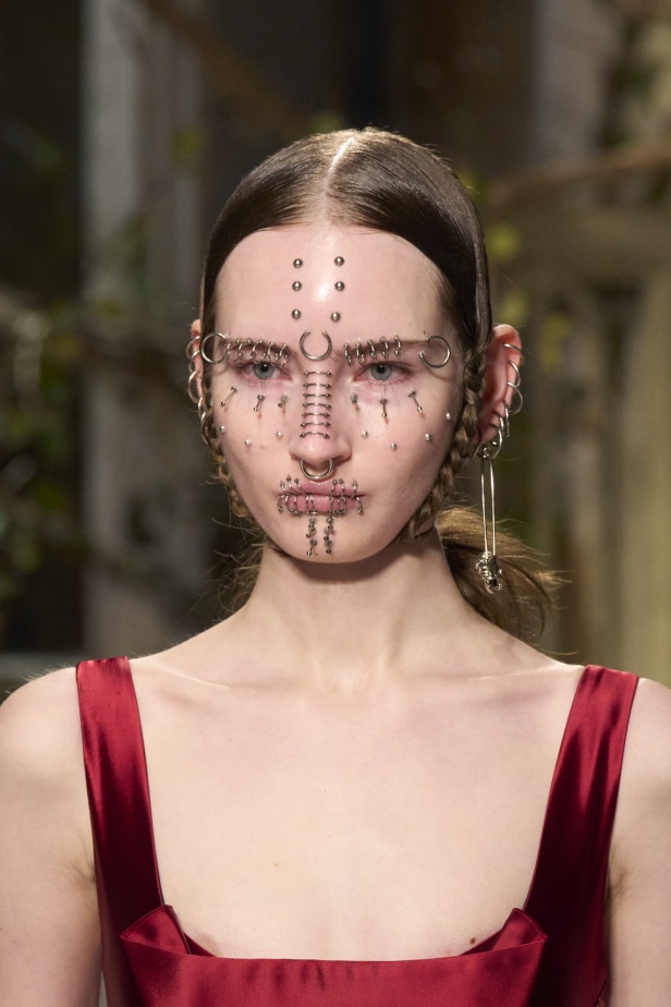 اطلالات جمالية من مجموعة Antonio Marras لخريف وشتاء 2024