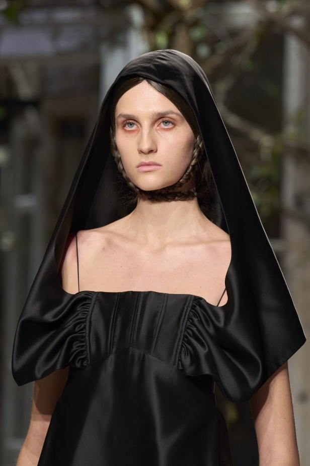 اطلالات جمالية من مجموعة Antonio Marras لخريف وشتاء 2024