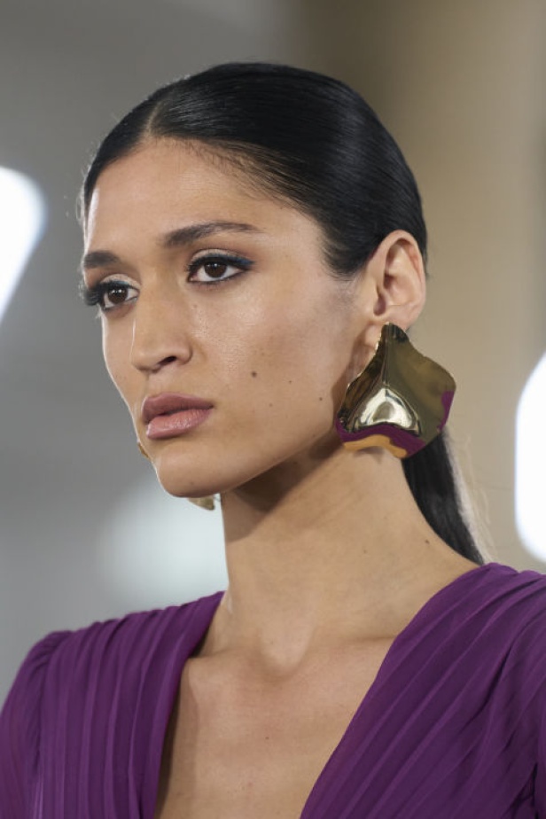 مجموعة Badgley Mischka لـخريف وشتاء 2024 تُشكل مرجع عصري للأناقة الكلاسيكية وحيوية نيويورك وهوية العلامة الشهيرة