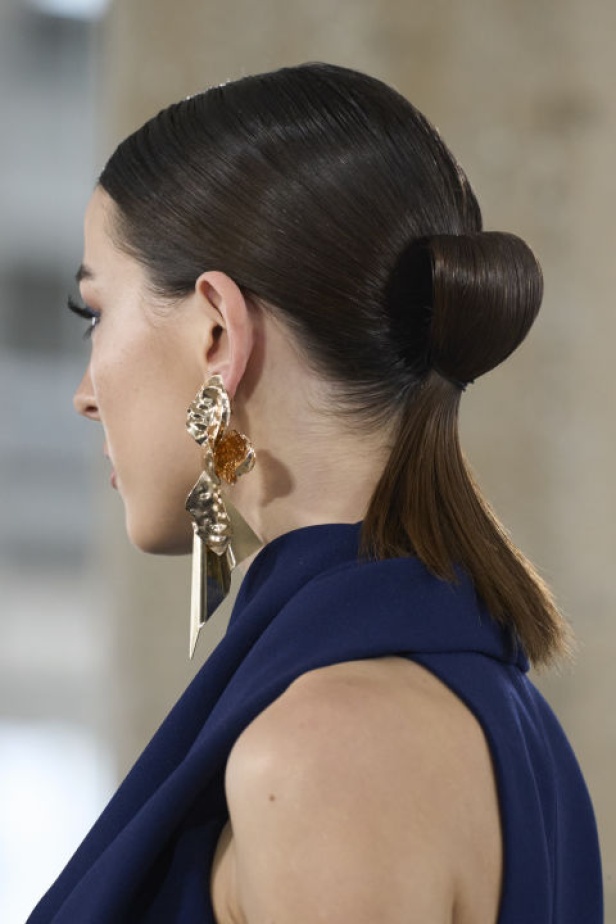 مجموعة Badgley Mischka لـخريف وشتاء 2024 تُشكل مرجع عصري للأناقة الكلاسيكية وحيوية نيويورك وهوية العلامة الشهيرة