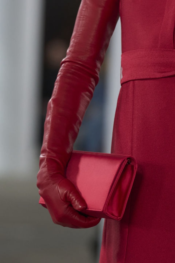 مجموعة Badgley Mischka لـخريف وشتاء 2024 تُشكل مرجع عصري للأناقة الكلاسيكية وحيوية نيويورك وهوية العلامة الشهيرة