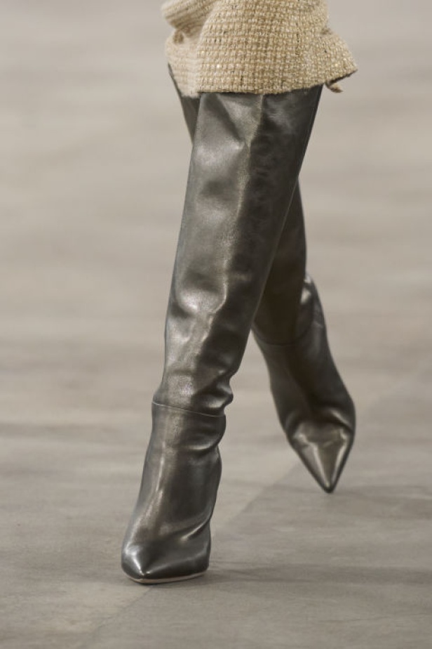 مجموعة Badgley Mischka لـخريف وشتاء 2024 تُشكل مرجع عصري للأناقة الكلاسيكية وحيوية نيويورك وهوية العلامة الشهيرة