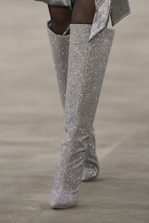 مجموعة Badgley Mischka لـخريف وشتاء 2024 تُشكل مرجع عصري للأناقة الكلاسيكية وحيوية نيويورك وهوية العلامة الشهيرة