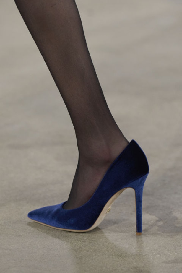 مجموعة Badgley Mischka لـخريف وشتاء 2024 تُشكل مرجع عصري للأناقة الكلاسيكية وحيوية نيويورك وهوية العلامة الشهيرة