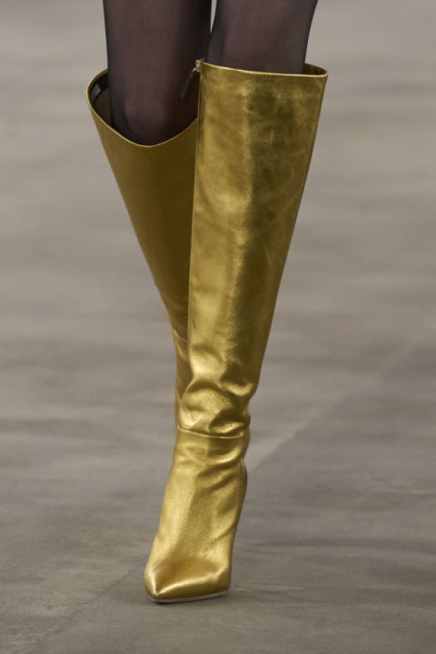 مجموعة Badgley Mischka لـخريف وشتاء 2024 تُشكل مرجع عصري للأناقة الكلاسيكية وحيوية نيويورك وهوية العلامة الشهيرة