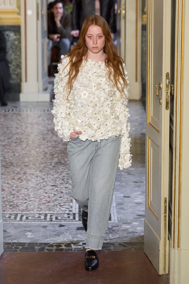 مجموعة Blumarine لخريف وشتاء 2024.. تصاميم ناعمة بتنسيقات متنوعة