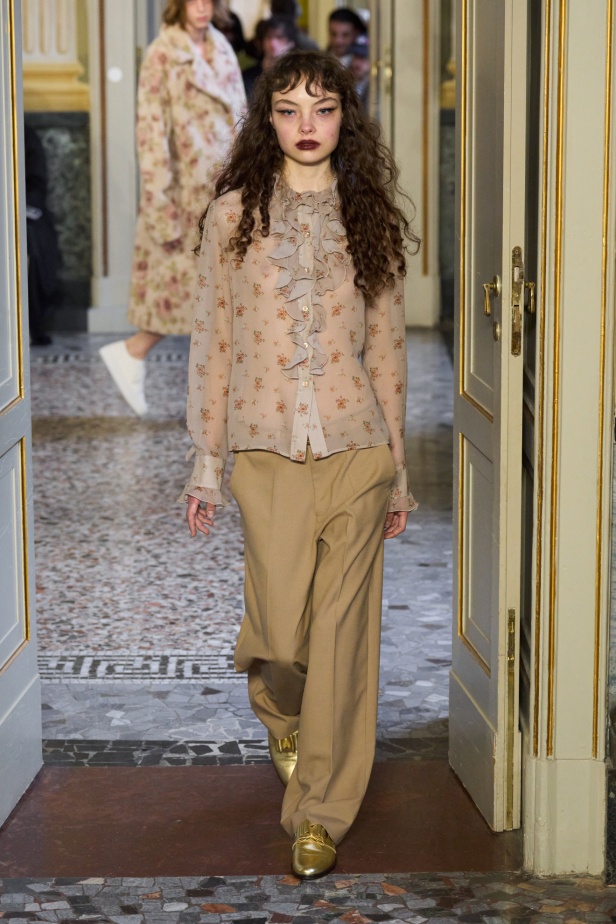 مجموعة Blumarine لخريف وشتاء 2024.. تصاميم ناعمة بتنسيقات متنوعة