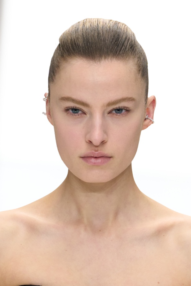 مجموعة Fendi للهوت كوتور لربيع 2024 قصيدة خيالية لمستقبل الانسان