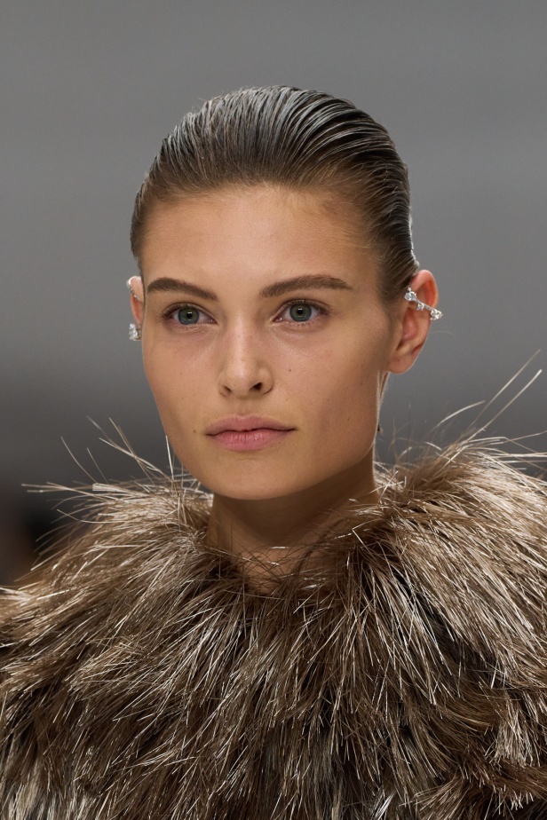 مجموعة Fendi للهوت كوتور لربيع 2024 قصيدة خيالية لمستقبل الانسان