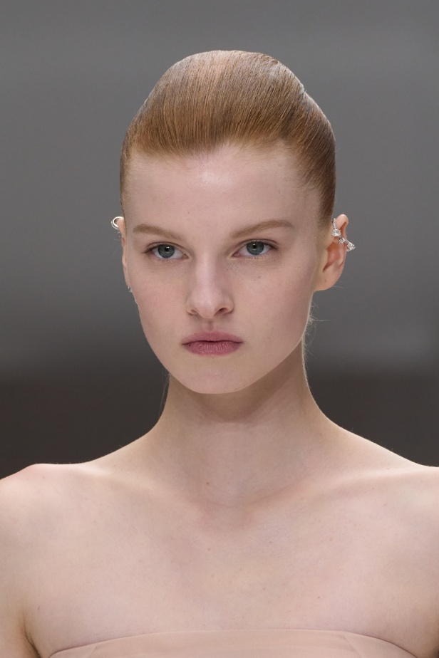 مجموعة Fendi للهوت كوتور لربيع 2024 قصيدة خيالية لمستقبل الانسان