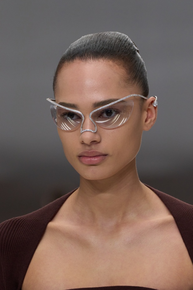 مجموعة Fendi للهوت كوتور لربيع 2024 قصيدة خيالية لمستقبل الانسان