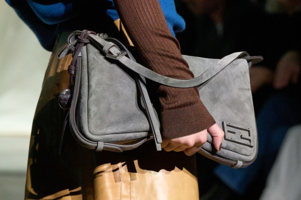 كيم جونز يستحضر حقبة الثمانينيات في لندن إلى عرض Fendi لخريف 2024