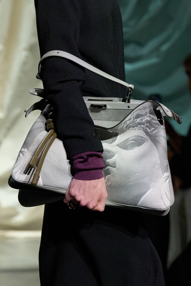 كيم جونز يستحضر حقبة الثمانينيات في لندن إلى عرض Fendi لخريف 2024