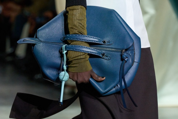 كيم جونز يستحضر حقبة الثمانينيات في لندن إلى عرض Fendi لخريف 2024