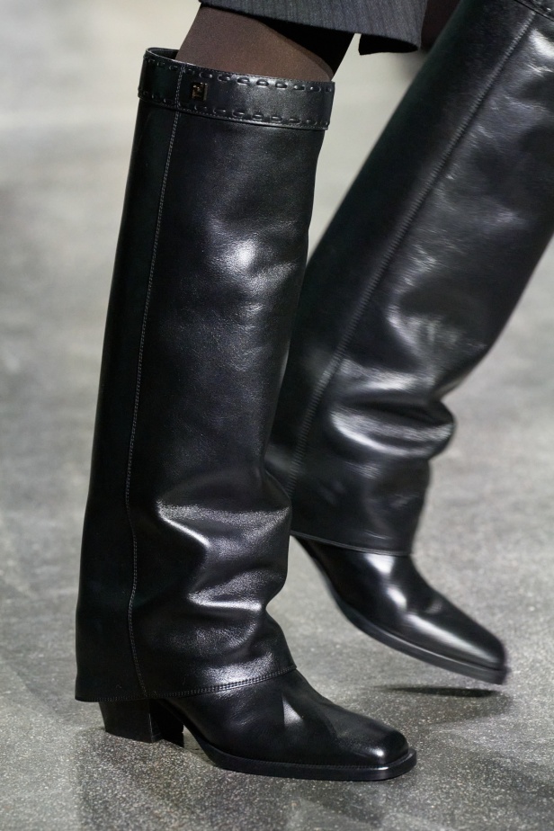 كيم جونز يستحضر حقبة الثمانينيات في لندن إلى عرض Fendi لخريف 2024