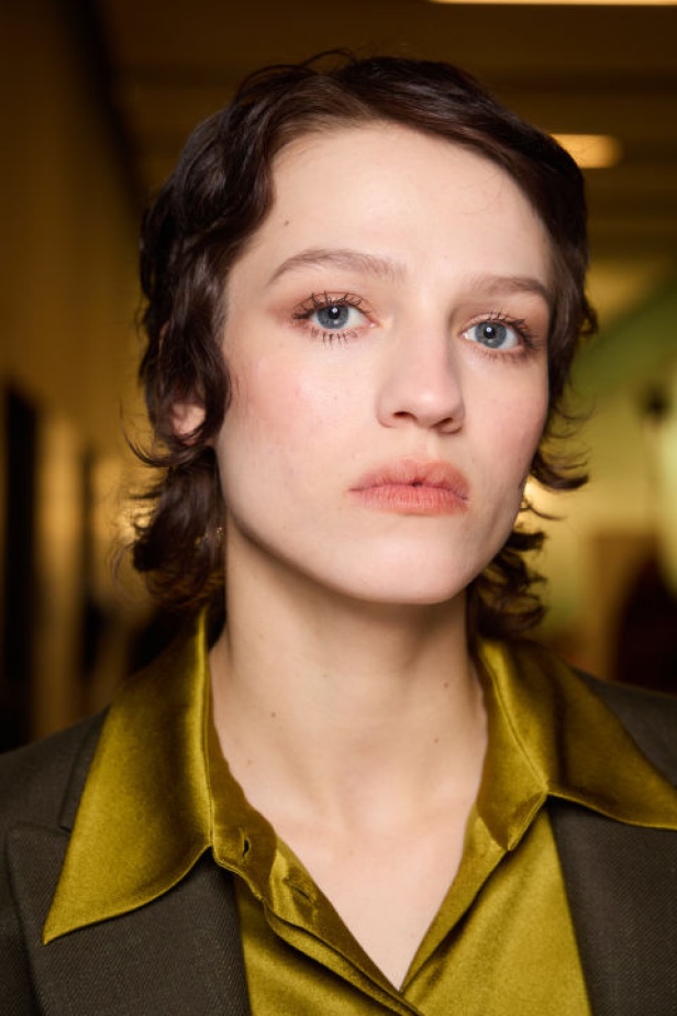 اطلالات جمالية من مجموعة Alberta Ferretti لخريف وشتاء 2024