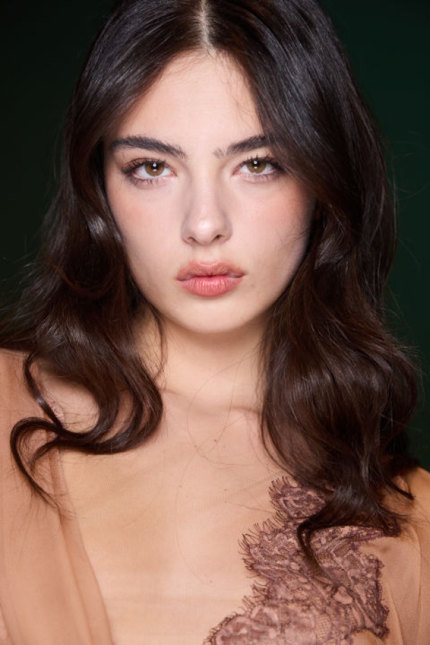 اطلالات جمالية من مجموعة Alberta Ferretti لخريف وشتاء 2024