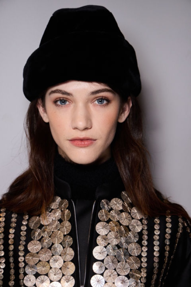 اطلالات جمالية من مجموعة Alberta Ferretti لخريف وشتاء 2024