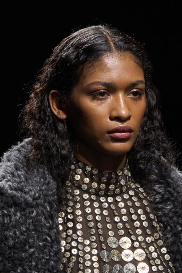 اطلالات جمالية من مجموعة Alberta Ferretti لخريف وشتاء 2024