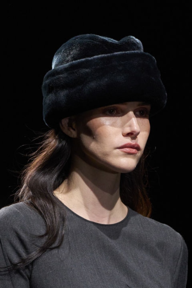 اطلالات جمالية من مجموعة Alberta Ferretti لخريف وشتاء 2024