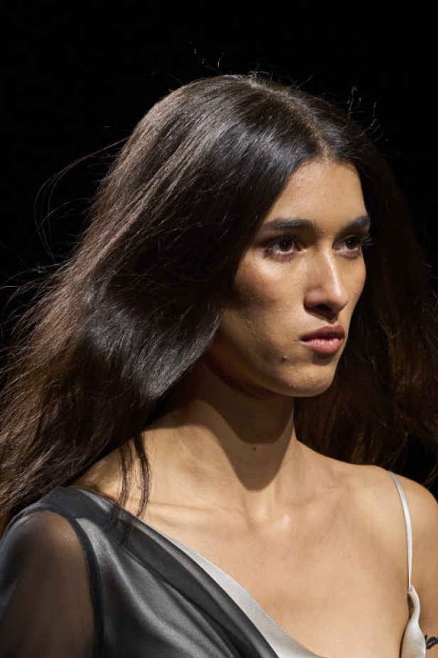 اطلالات جمالية من مجموعة Alberta Ferretti لخريف وشتاء 2024