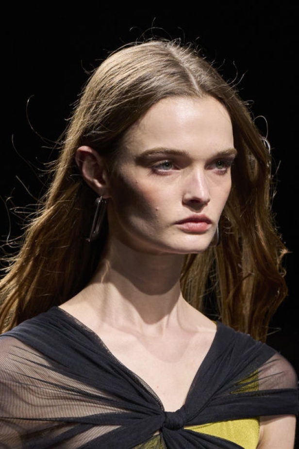 اطلالات جمالية من مجموعة Alberta Ferretti لخريف وشتاء 2024